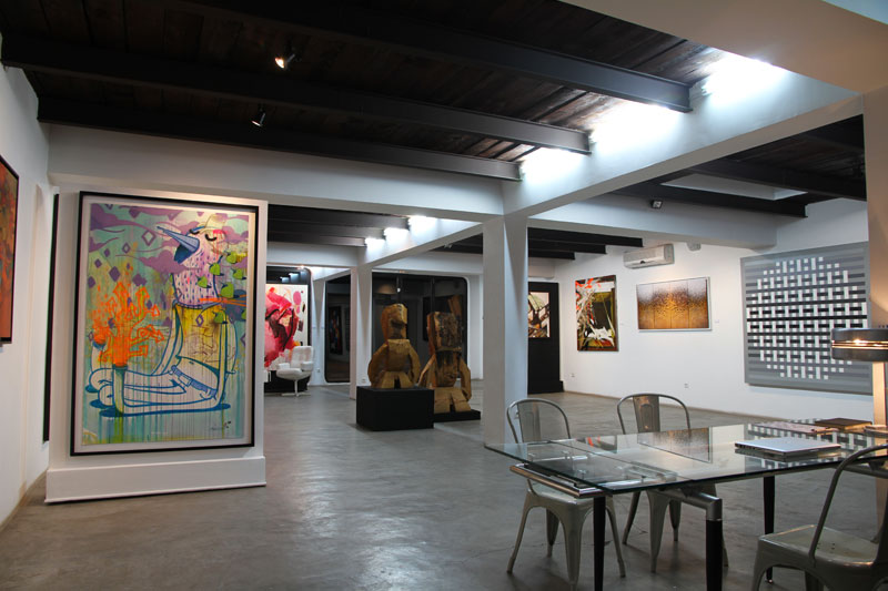 Artiste peintre marocain présentant ses tableaux pour les vendre en ligne